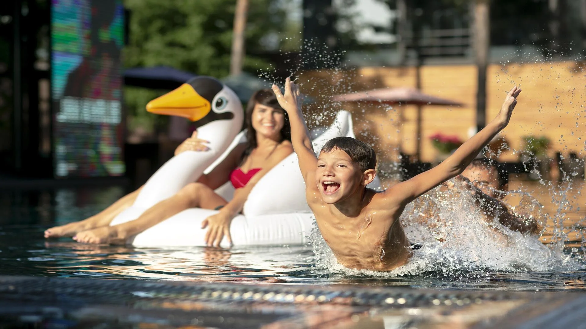 parents-with-their-son-swimming-pool